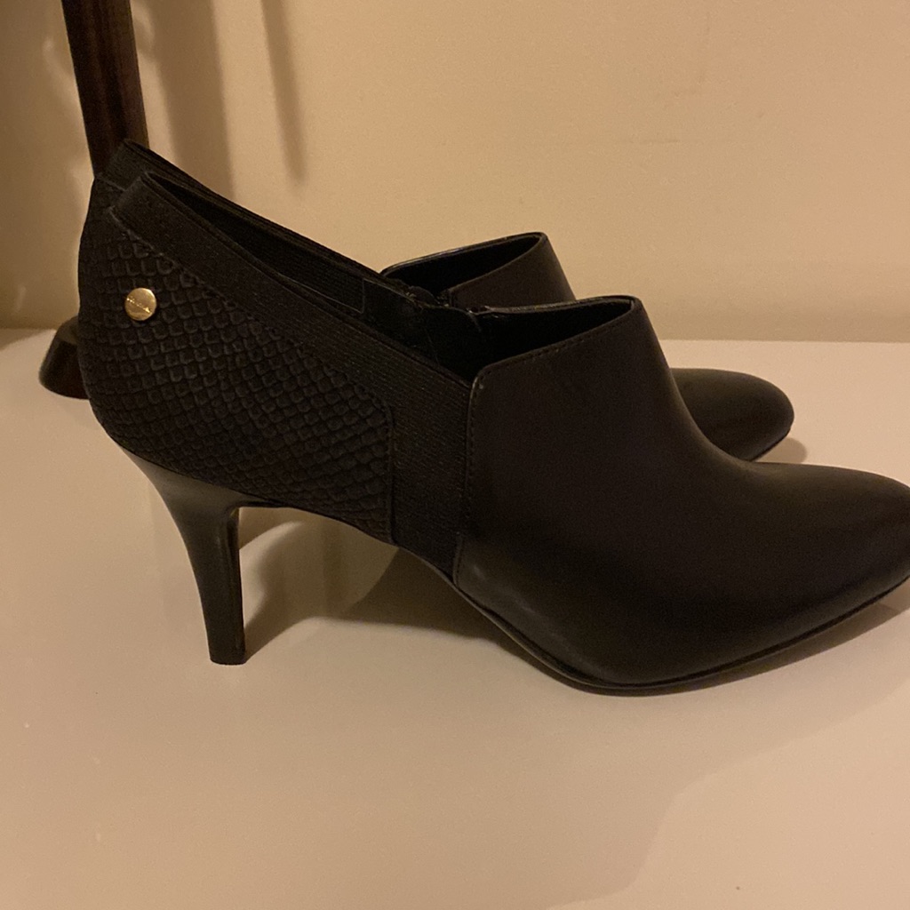 Calvin Klein Heeled Shoes Black Color In Excellent Condition Size 9.5
